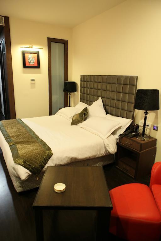 Krome - A - Boutique Hotel Meerut Kamer foto