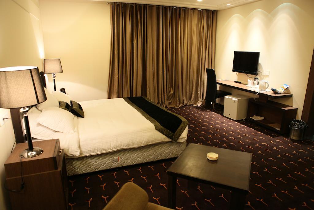 Krome - A - Boutique Hotel Meerut Kamer foto